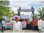 পাইকগাছা কয়রায় বহিরাগত এমপি প্রার্থী প্রতিরোধে লংমার্চ ও মানববন্ধন অনুষ্ঠিত