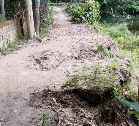দুই পাশের পুকুরে ধ্বসে যাচ্ছে রাস্তা, এলাকাবাসীর দুর্ভোগ